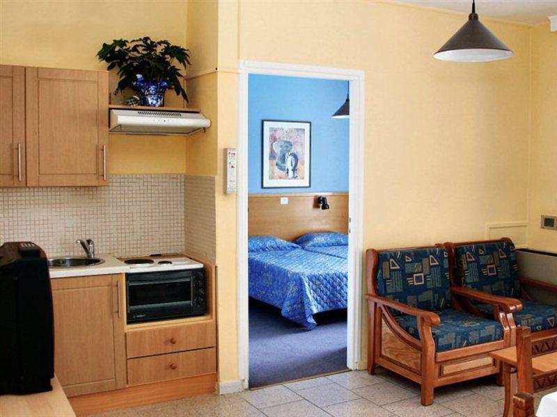 Daphne Hotel Apartments (Adults Only) Paphos Extérieur photo